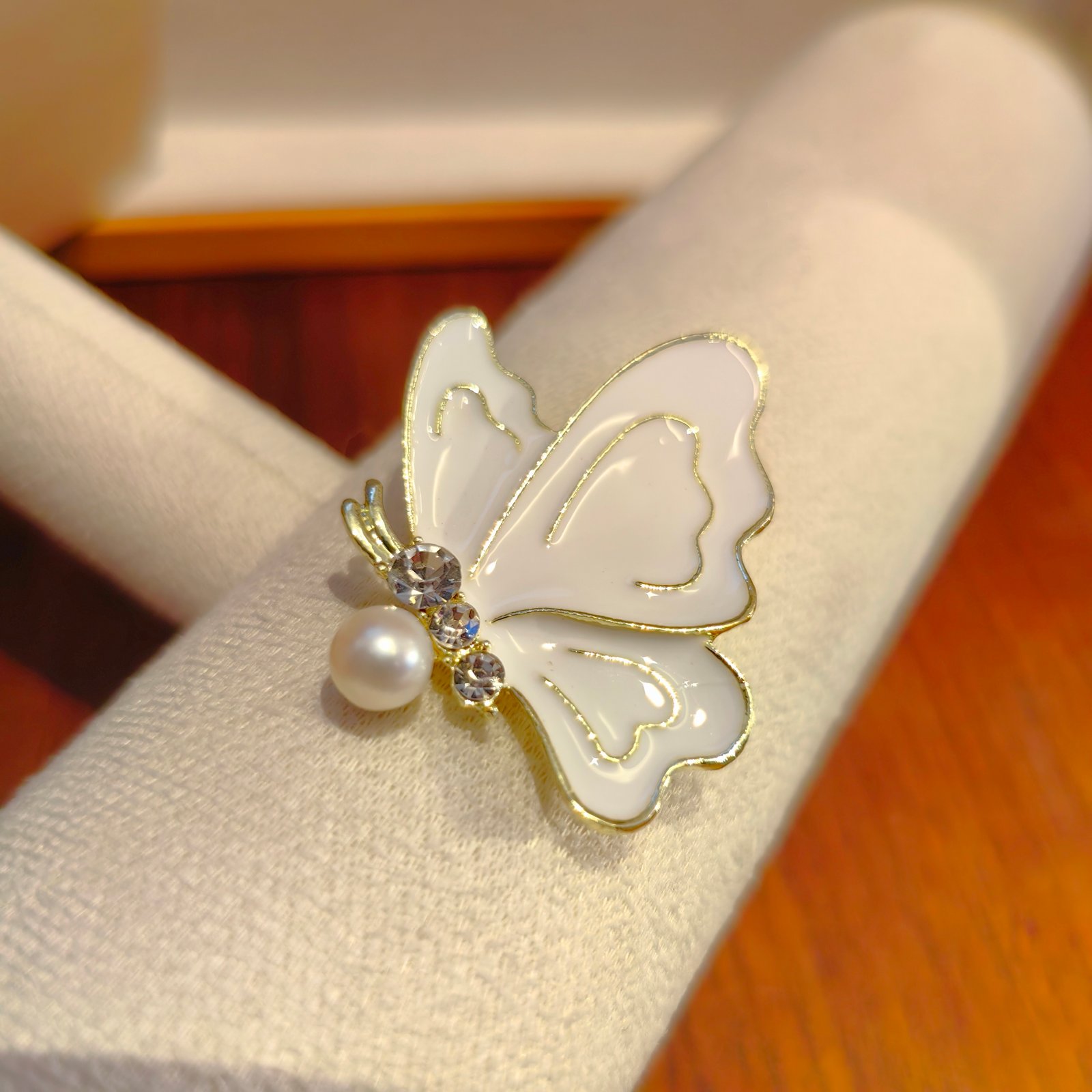 [EN] White Enamel Butterfly &amp; Pearl Brooch [CN] 白珐琅蝴蝶珍珠胸针